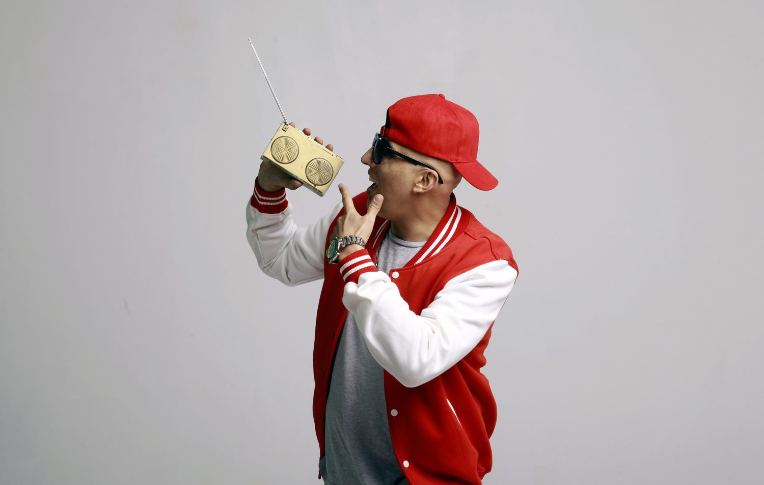 Asha D, casquette rouge
