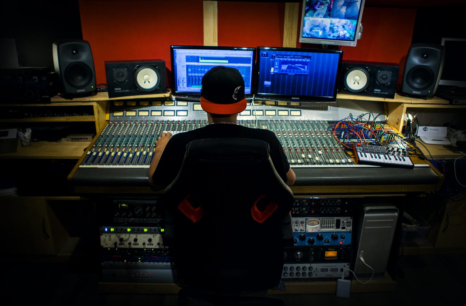 Asha D à la console de mixage